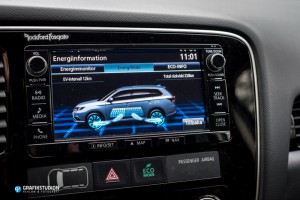 Mitsubishi Outlander Plug-in hybrid - Navigationssystem med energiförbrukningsdisplay